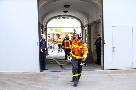 Feuerwehrmann mit Schlauch