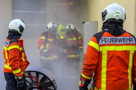 Milizfeuerwehrleute an einer Übung