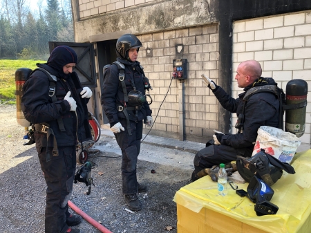 Die Brandmeister besprechen das Vorgehen