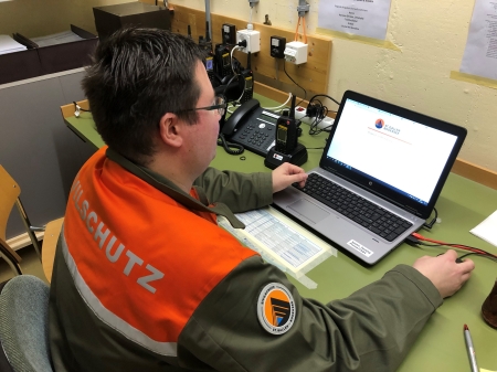 Angehöriger der Führungsunterstützung beantwortet Fragen aus der Bevölkerung.