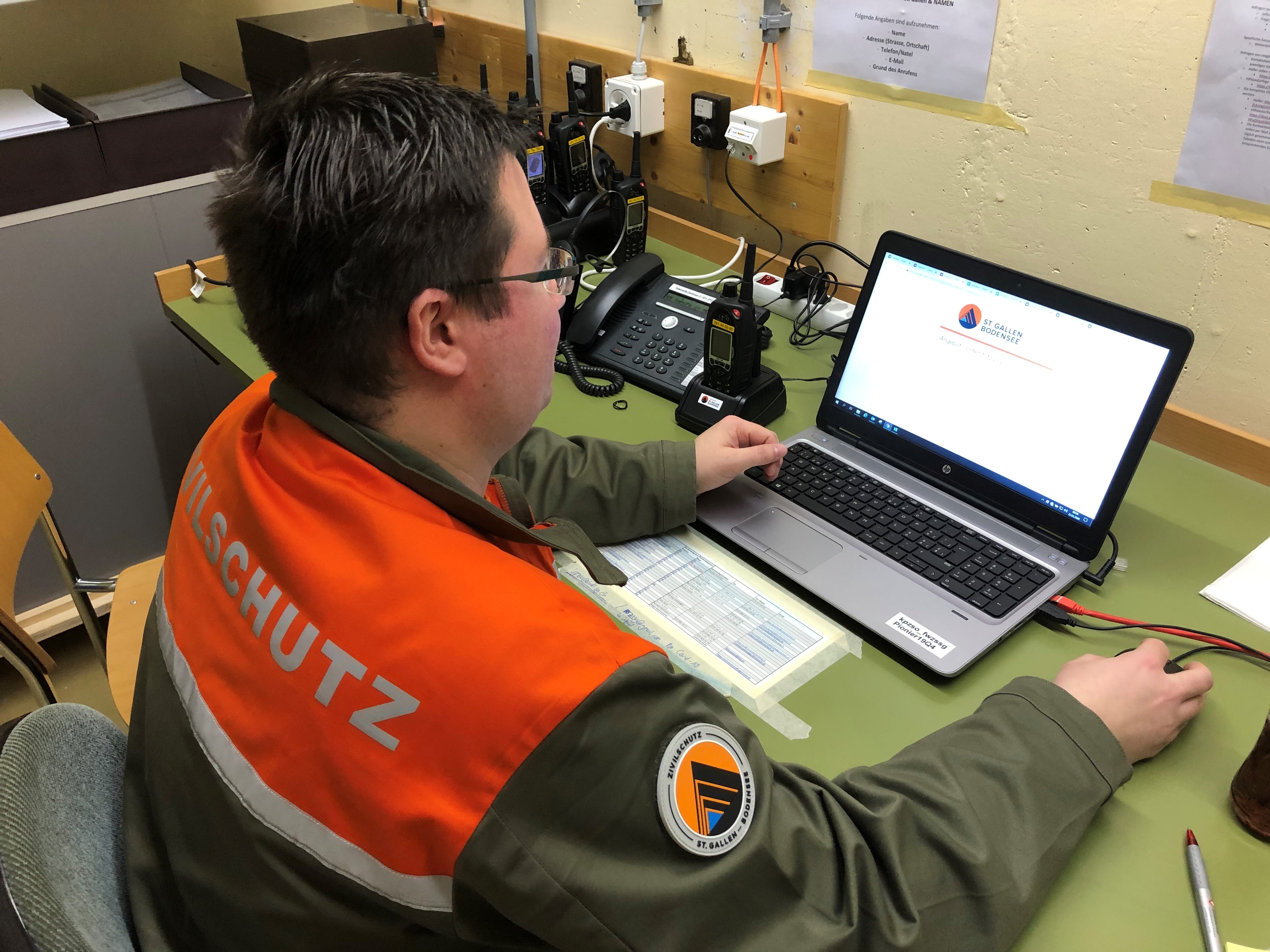 Angehöriger der Führungsunterstützung beantwortet Fragen aus der Bevölkerung.