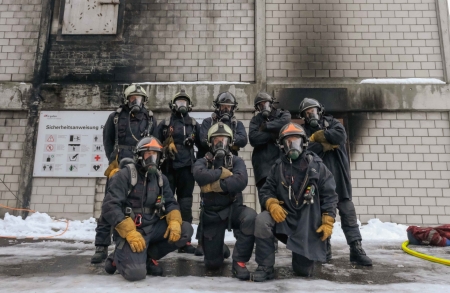 Gruppenbild vor dem Brandhaus