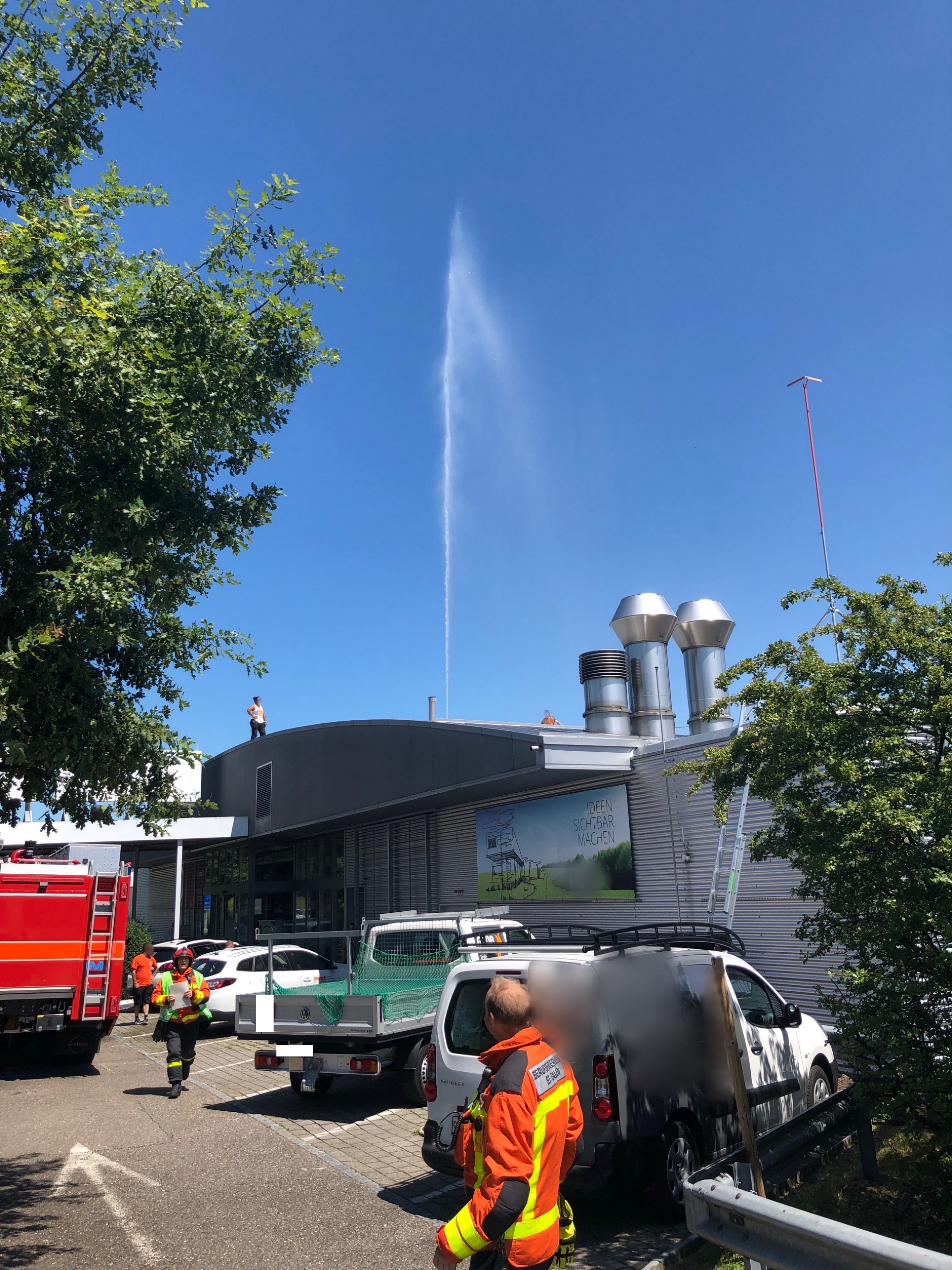 Sprinklerfontäne über Geschäftsgebäude