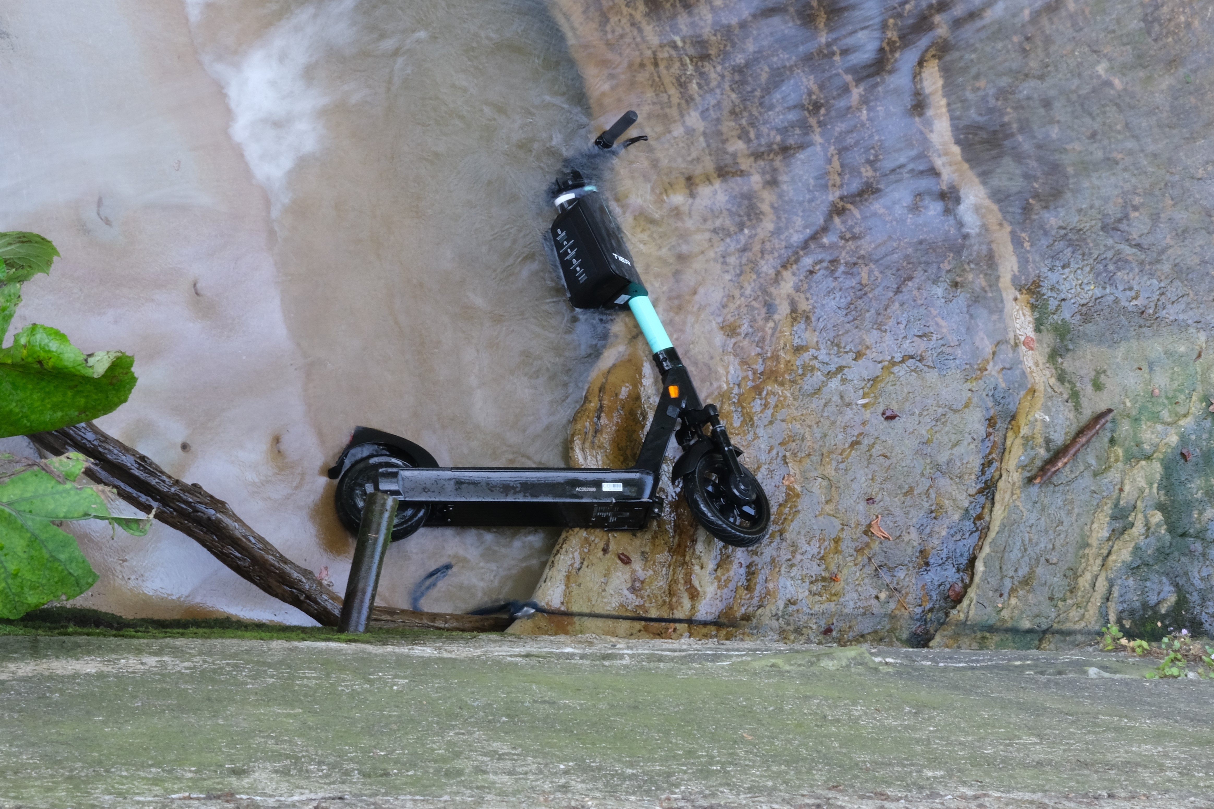 E-Scooter im Bachbett