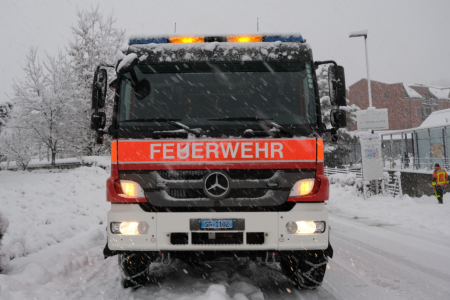 Tanklöschfahrzeug im Schneegestöber