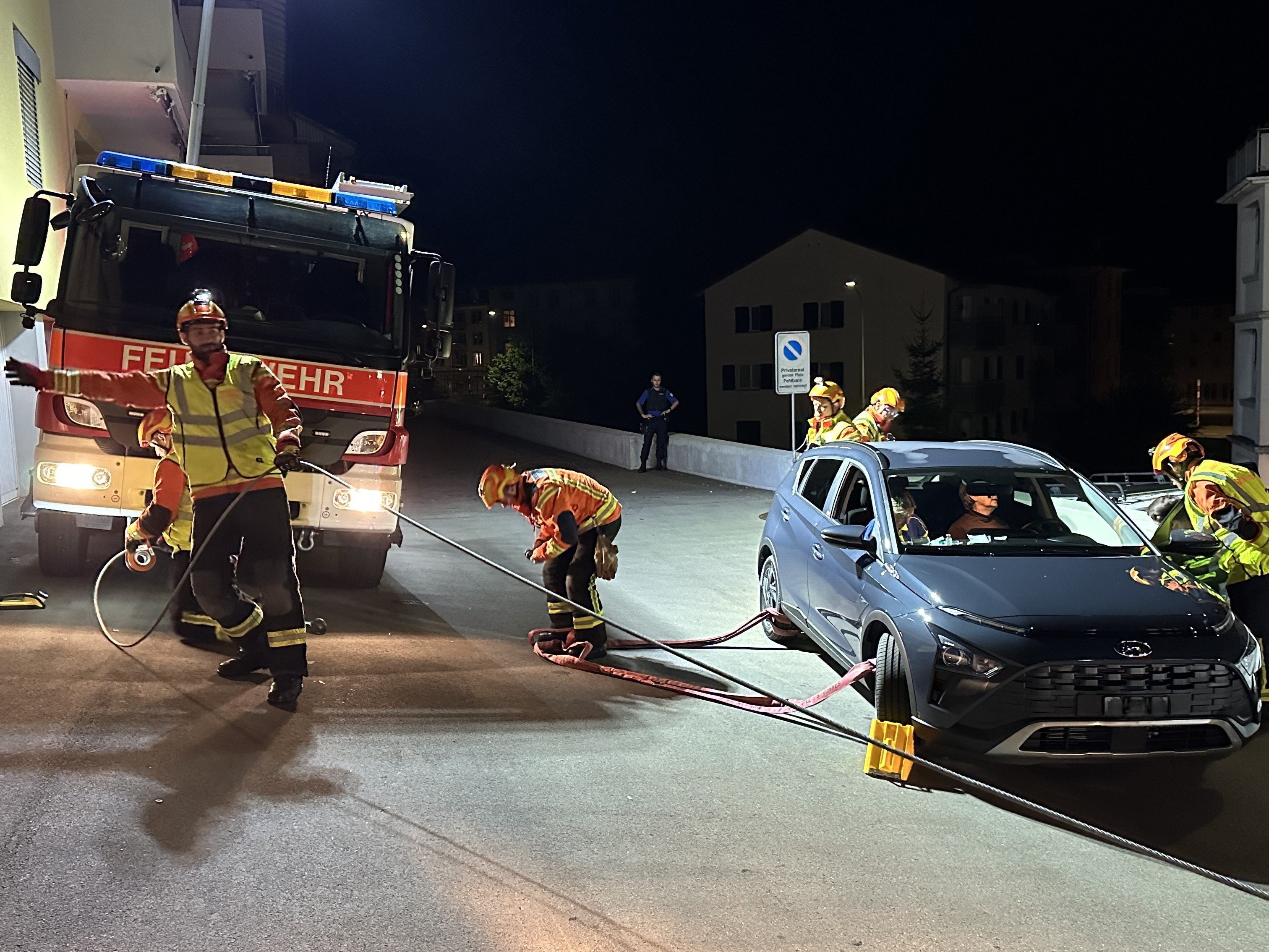 Auto wird zur Seite gezogen