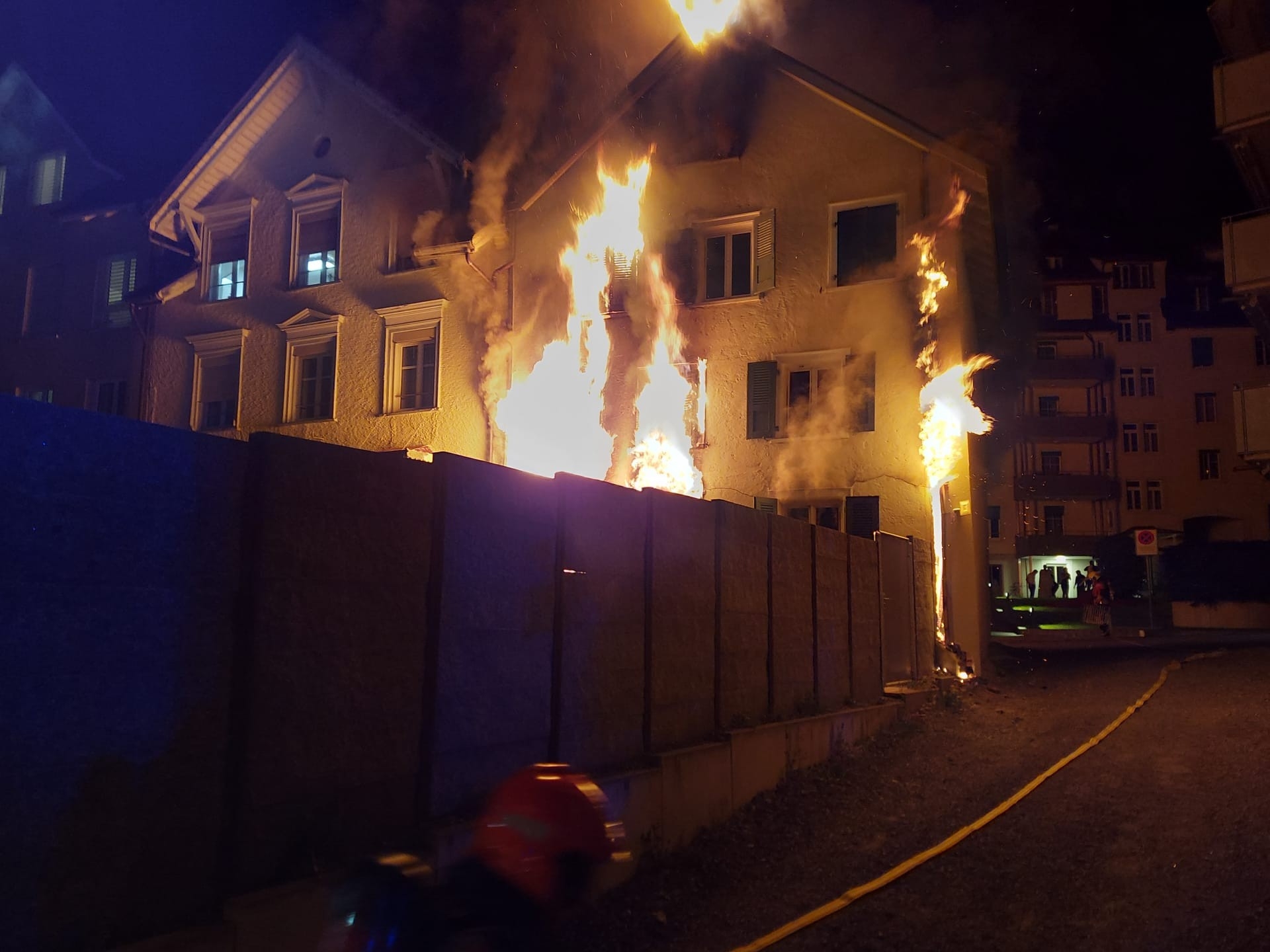 Brand in Mehrfamilienhaus